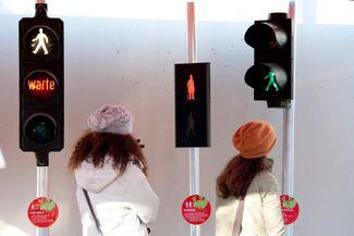 выставка светофоров со всего мира, слева — вариант из западного берлина