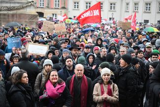 Канцлер Шольц и министр иностранных дел Бербок на митинге в Потсдаме 14 января