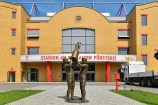  Памятник обладателям Кубка 1968 года, стадион «Ан дер Альтен Фёрстерай»