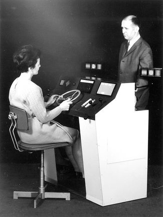 Карл Пеглау с женой у испытательной машины