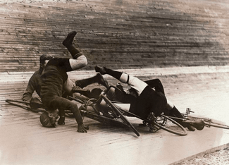 Столкновение велосипедистов во время гонки в Мэдисон-сквер-гарден. 1913 год