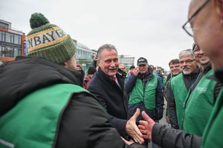 Клаус Везельски приветствует членов GDL перед началом забастовки
