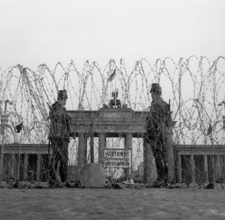 баррикады из колючей проволоки у бранденбургских ворот. 1961 год
