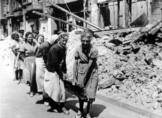 Женщины на разборе завалов. Берлин, 1946 год