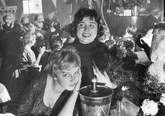 Гизела Йонас (справа) — шансон-певица и хозяйка бара «Bei Gisel» в Мюнхене, 1950 год