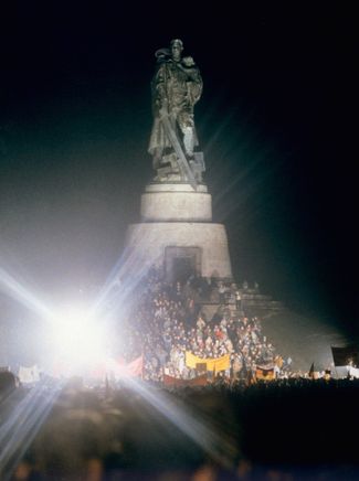 Демонстрация против неонацистов в Трептов-парке, 1990 год