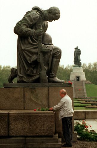 Мужчина возлагает цветы в Трептов-парке, 1995 год