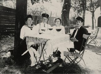 посетители биргартена с Berliner Weiße. начало XX века