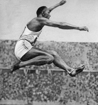 американский легкоатлет Джесси Оуэнс в обуви Gebrüder Dassler Schuhfabrik на олимпиаде 1936 года