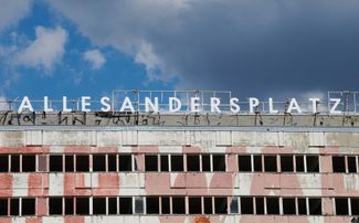 Эта надпись обыгрывает название Alexanderplatz: alles anders — «все по-другому»