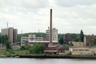 Остатки гэдээровских заводов в Руммельсбургской бухте. 1994 год