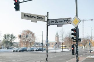 Слева — новый городской стандарт, справа — «западный» Erbar-Grotesk