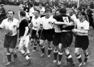 сборная германии радуется победе на чемпионате мира 1954 года