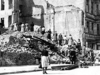 «Trümmerfrauen» разбирают руины зданий, май 1945 года