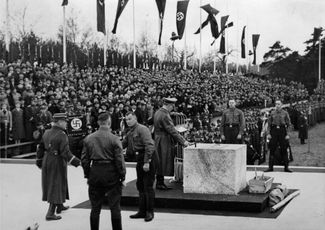 Адольф Гитлер закладывает первый камень в основание здания военно-технического факультета. 27 ноября 1937 года