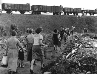 Женщины и дети грабят поезд с углем, 1946 год