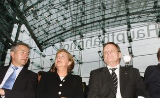 Клаус Воверайт, Ангела Меркель и Хартмут Медорн во время открытия нового центрального вокзала в Берлине. 2006 год