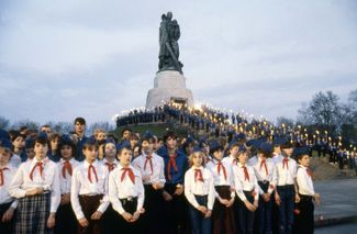 Пионеры-тельмановцы накануне 40-летия Дня освобождения в Трептов-парке, 1985 год