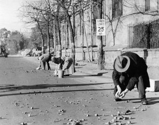 Горожане собирают куски угля на дороге, 1946 год