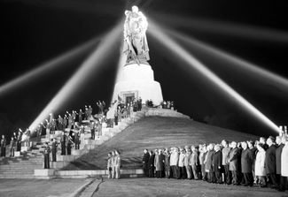 Манифестация, посвященная 30-летию Дня освобождения, 1975 год